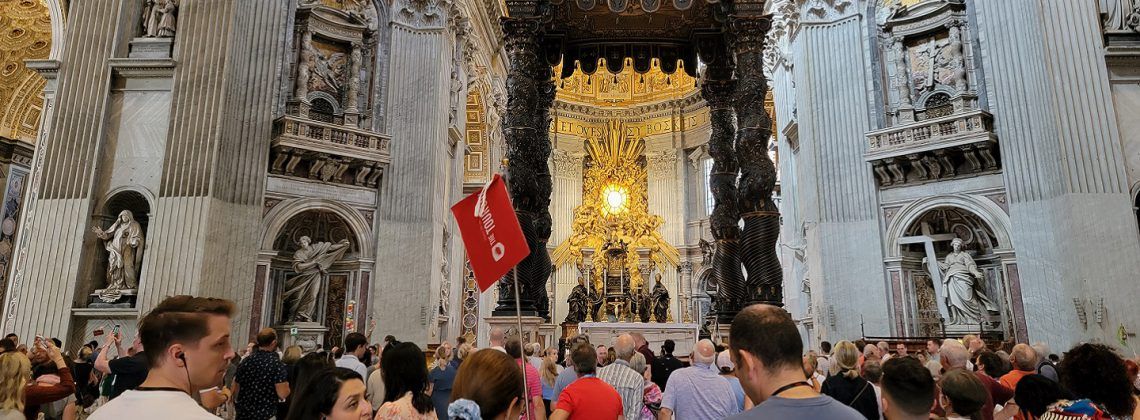 crowded st peter's basilica with altar