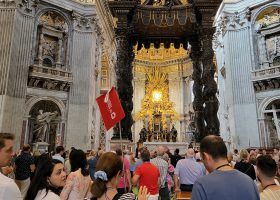 crowded st peter's basilica with altar