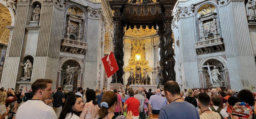 crowded st peter's basilica with altar